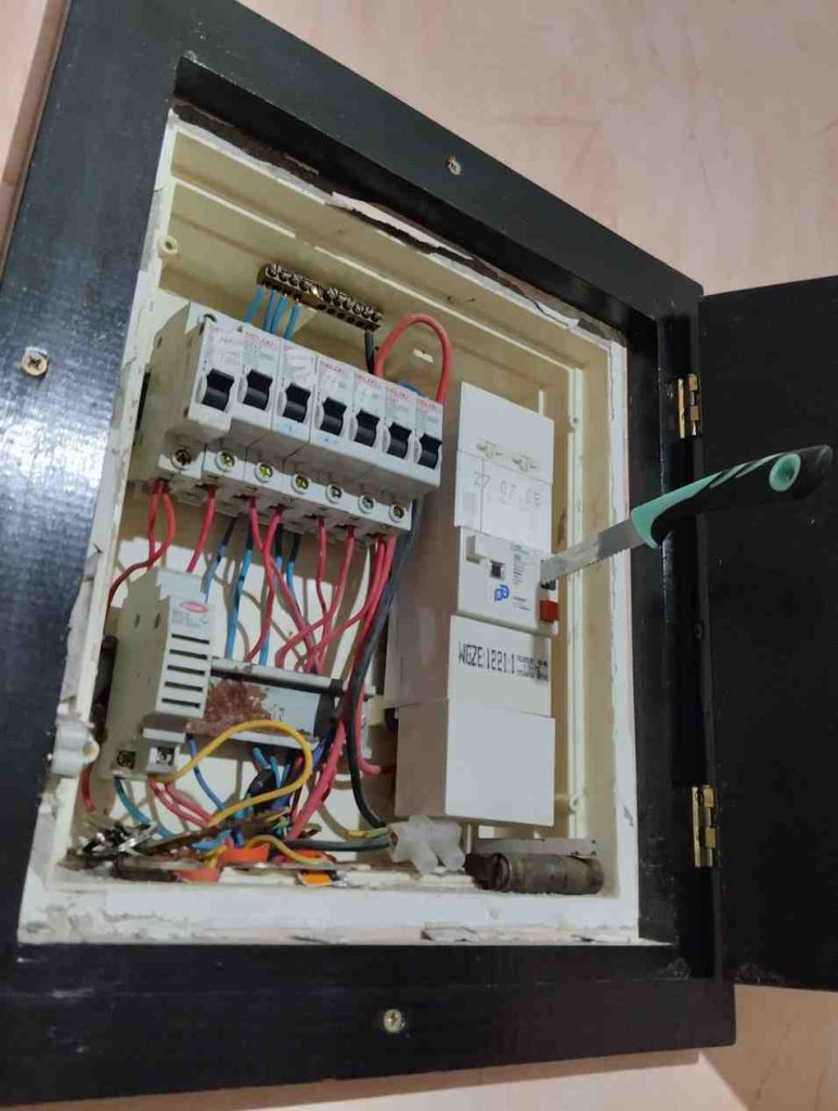 He Came Home From Work and Found His Front Door Kicked Open… But when the Police arrived they found a knife shoved into the electric box